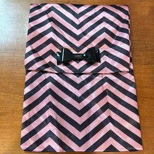 Mac make up pink and black makeup brush travel pouch / bag with rubber bow